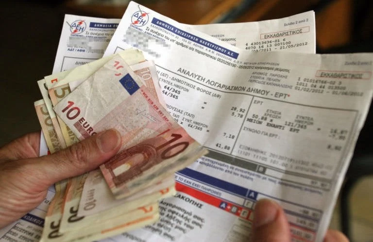 «Φωτιά» το ρεύμα! Έρχονται αυξήσεις λογαριασμών από τη ΔΕΗ και τους άλλους παρόχους λόγω ρύπων